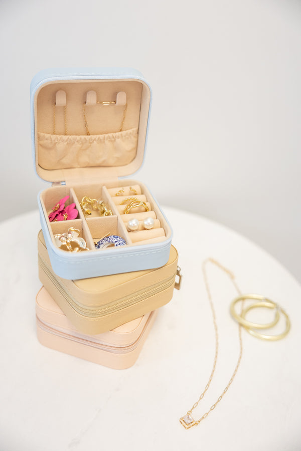Travel jewelry box Jewelry storage Compact jewelry box Portable jewelry box Necklace storage Earring storage Ring storage Chic jewelry box Stylish jewelry organizer