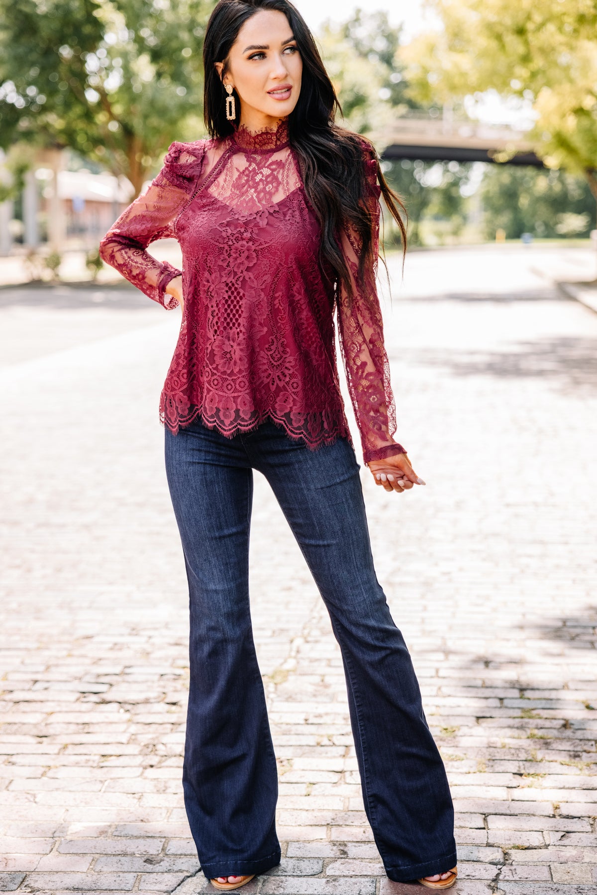 AMERI UND POWER SHOULDER LACE BLOUSE レッド AMERI UND POWER SHOULDER LACE BLOUSE 【公式通販】