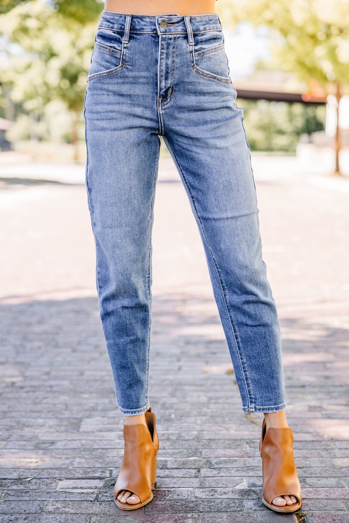 Walk On By Medium Wash Mom Jeans – Shop the Mint