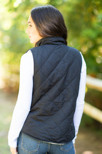 fall, vest, fall vest, quilted, quilted fabric, sherpa lining, warm, cozy, collar, vest with zip front closure, pockets, black, black vest