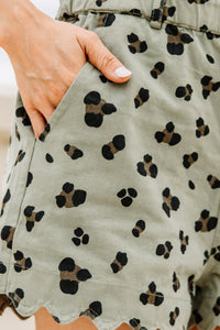 scalloped hemline, elastic waistband, pockets, leopard print, olive, paper bag shorts, shorts